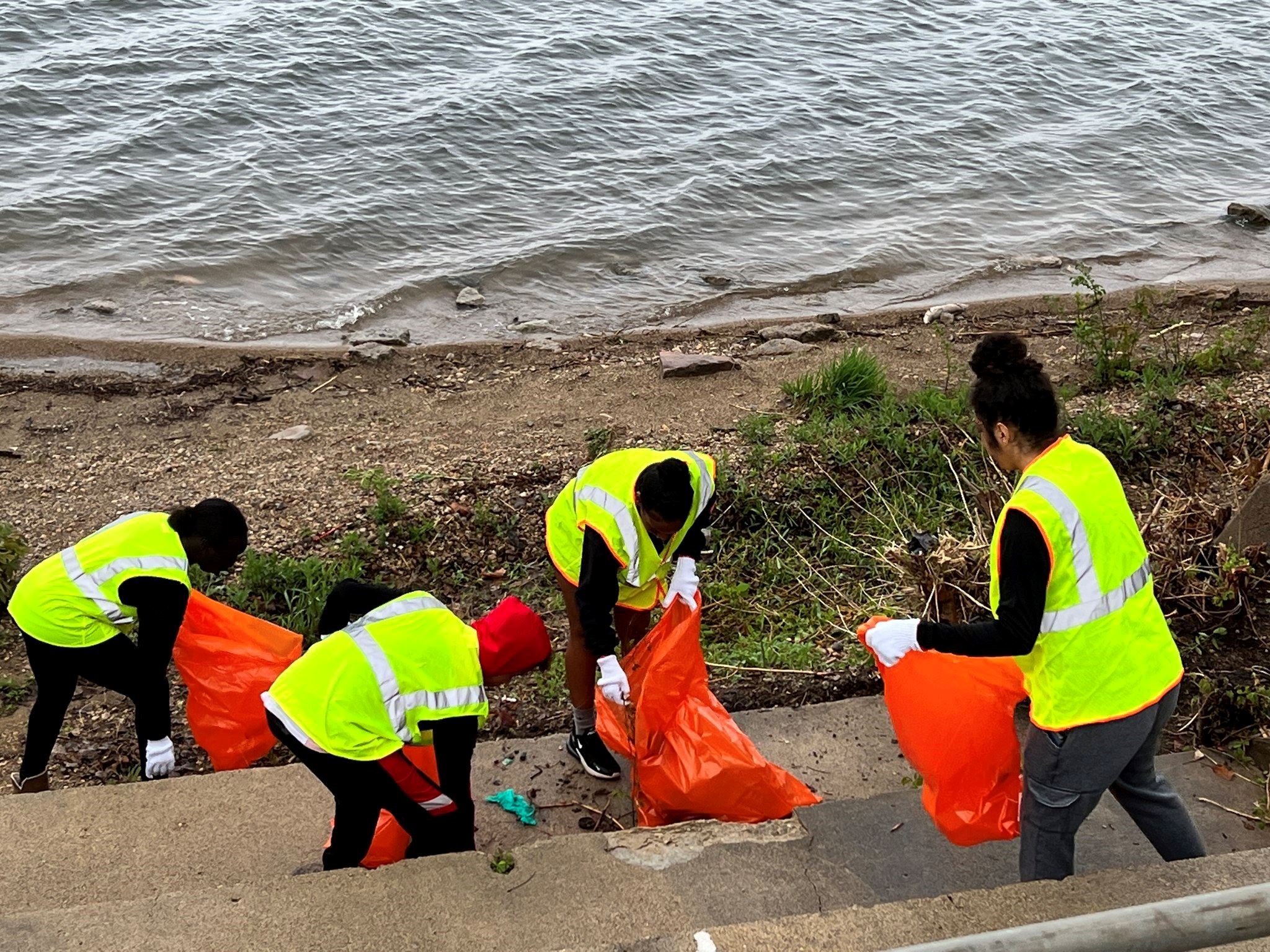 Volunteers cleanin-up the shoreline